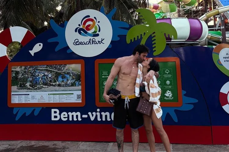 Maytê Piragibe curte dias de lazer e diversão com a famíliano Beach Park