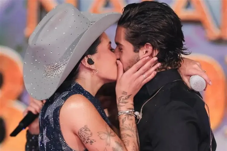 Ana Castela dá beijão em Zé Felipe durante gravação