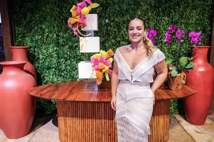 Ana Paula Freire brinda sua estreia nos 30 anos em animado sunset