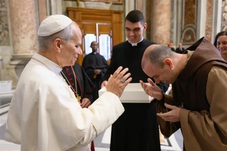 Frei Gilson recebe bênção do Papa Leão XIV em ida a Roma