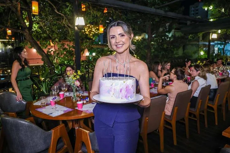 Ana Cândida festeja 4.5 em sessão sopro de velinhas das mais animadas