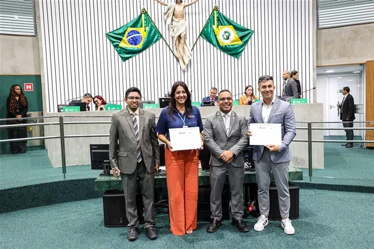 Alece realiza sessão solene em comemoração ao aniversário da Rádio Ame os Raros Web