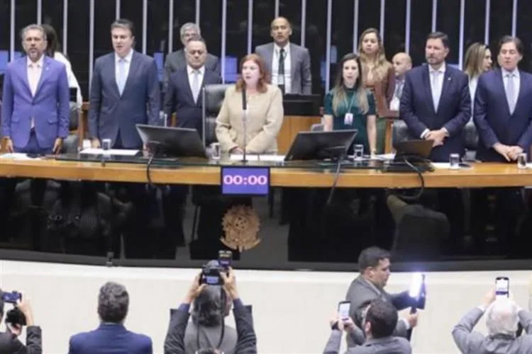 Fernanda Pessoa preside sessão solene em homenagem aos 190 anos da Alece no Congresso Nacional