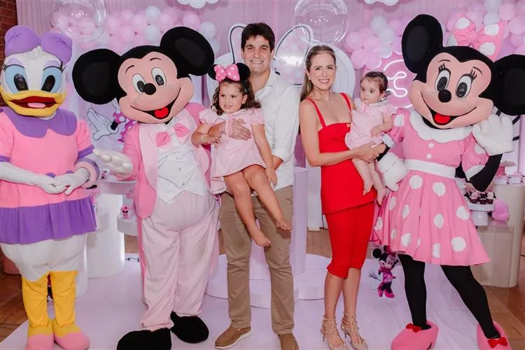 Bia Gradvohl e Wagner Teixeira assopram as três velinhas da filha Luiza