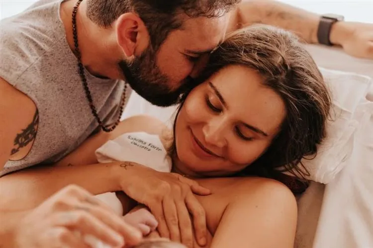 Bráulio Bessa e Camila Mendes compartilham fotos do nascimento da filha, Tereza