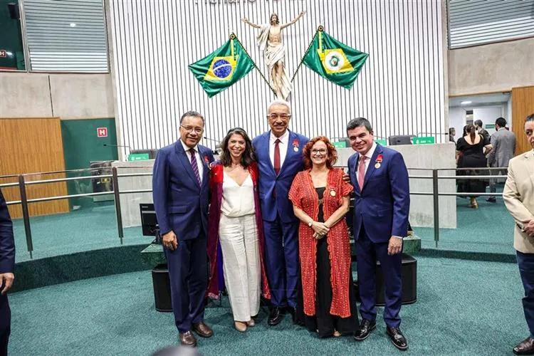 Alece entrega a Medalha Perboyre e Silva a profissionais de destaque na imprensa nacional e cearense
