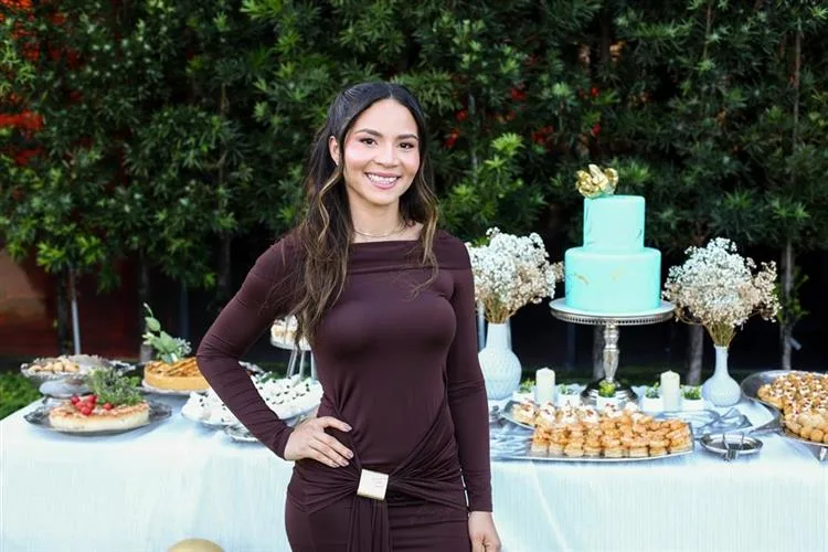 Érika Santos celebra os dois anos de sucesso do seu consultório de fisioterapia