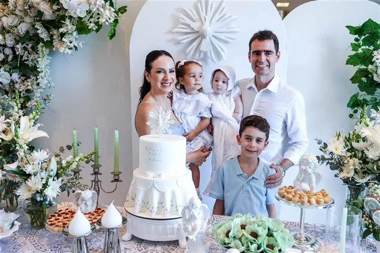 Mariana e Arthur Filho, Tayná e Gustavo Costa Lima batizam os filhos Rafael e Rebeca