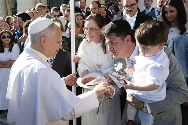 Papa Leão XIV recebe chapéu de vaqueiro e abençoa família cearense
