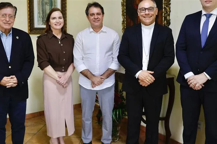 Evandro e Cristiane Leitão iniciam dezembro recebendo Dom Gregório Paixão