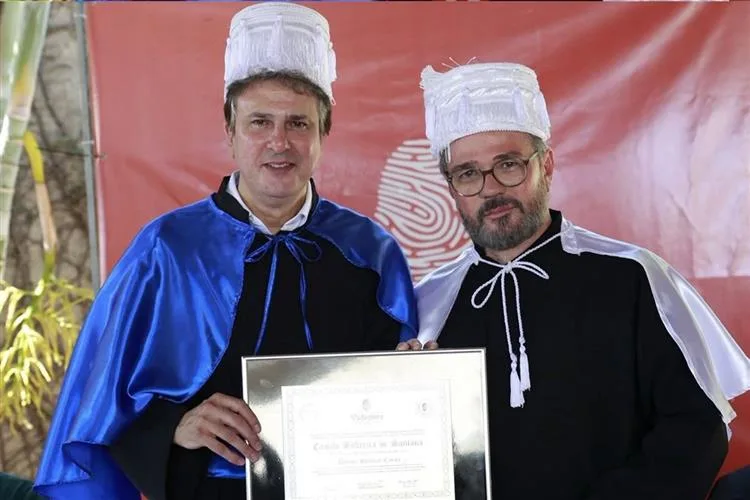 Camilo Santana é agraciado com título Doutor Honoris Causa da Faculdade ViaSapiens