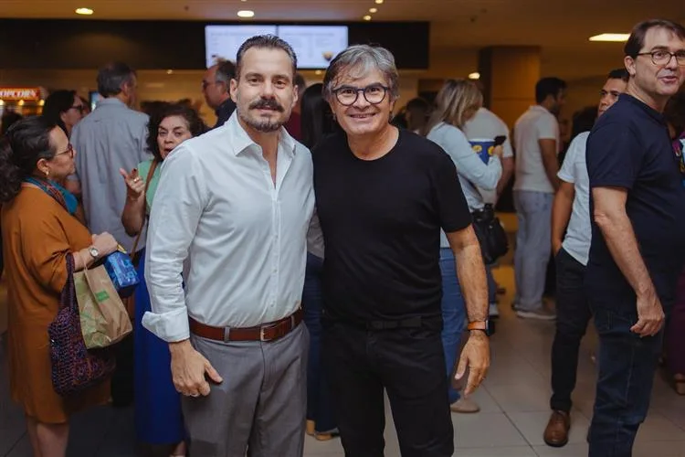 Rosier Alexandre é reverenciado na estreia do documentário “O engraxate que escalou o Everest”