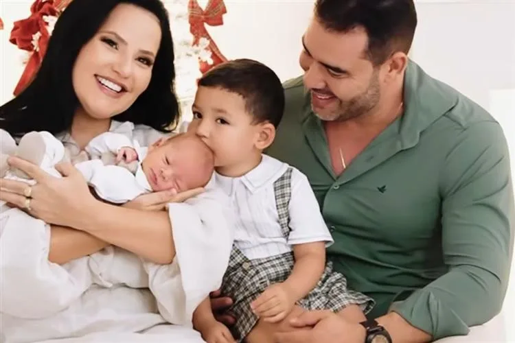 Luciana Ribeiro realiza Ensaio de Natal com os filhos e o Marido, Thiago Camelo