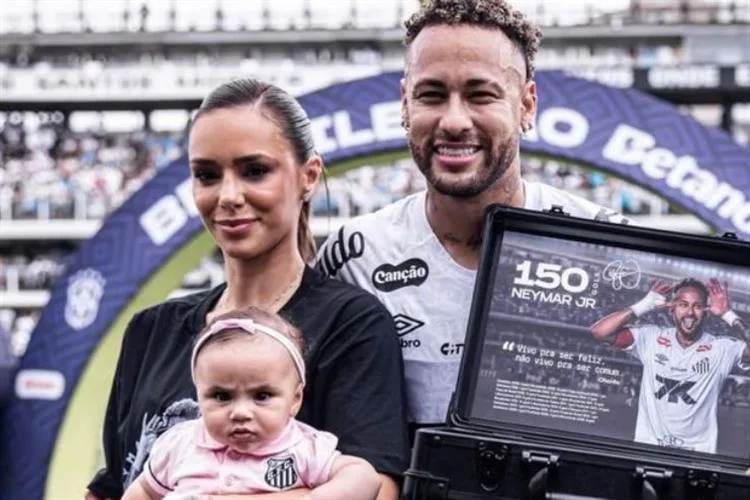 Neymar recebe homenagem emocionante na Vila Belmiro e torcida entoa coro: “Fica, Neymar!”
