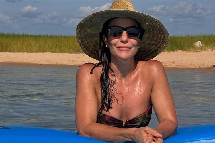 Ivete Sangalo renova as energias em sua cidade natal