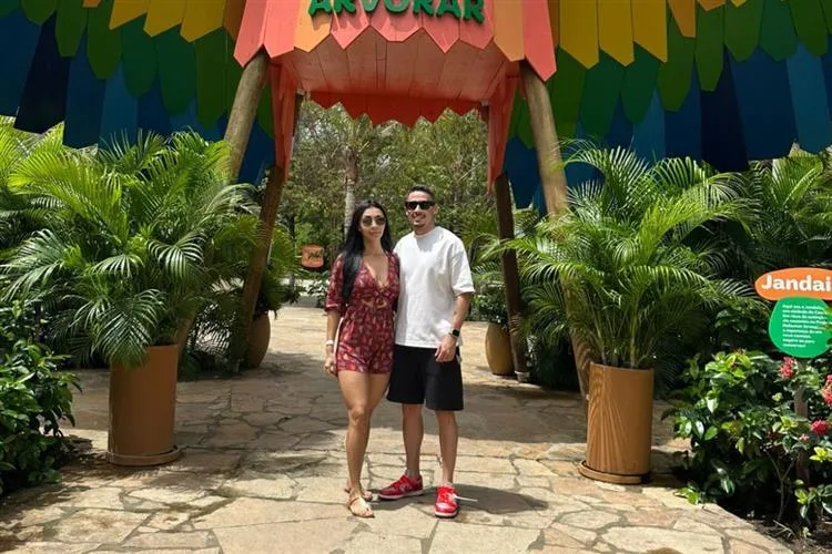 Rodrigo Dinamite curte viagem no Beach Park ao lado da esposa