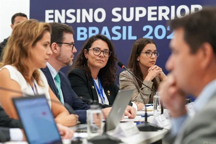 Ensino Superior no Brasil em 2025: Vale a Pena Investir no Diploma ou a Educação Mudou para Sempre?