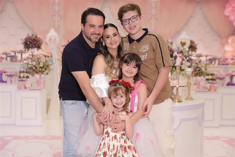 Juju Teófilo celebra 10 anos em festa encantadora inspirada nos "Laços" da amizade