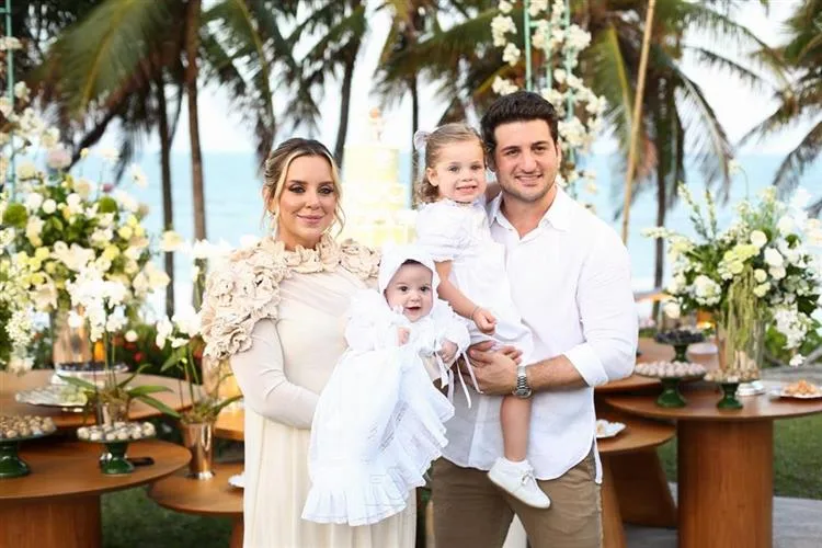 Fernanda Levy e Omar Macêdo levam Omar Filho à pia batismal