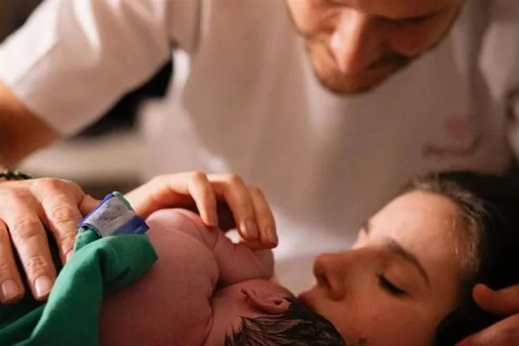 Camila Queiroz e Klebber Toledo celebram a chegada da primeira filha, Clara