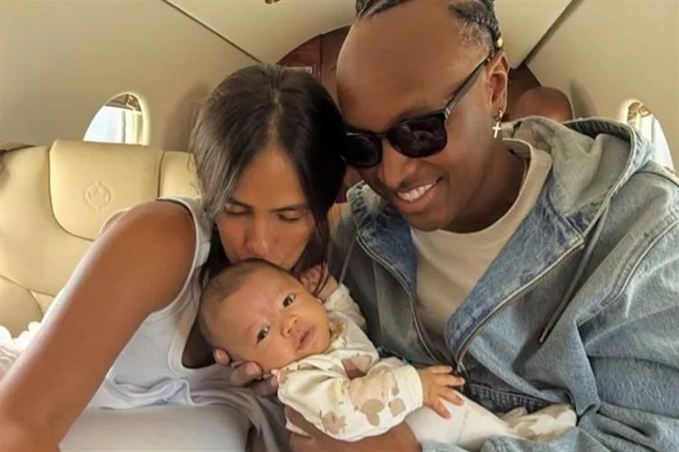 Thiaguinho e Carol Peixinho compartilham foto do filho em primeira viagem