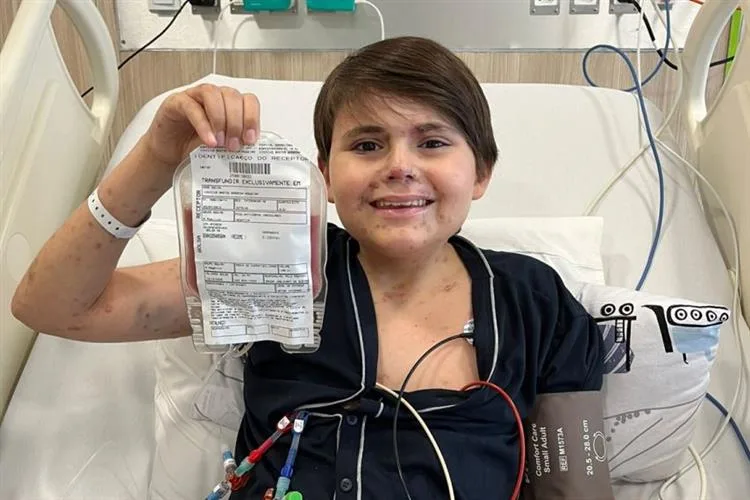 Vinícius Barbosa e sua família comemoram sucesso do transplante