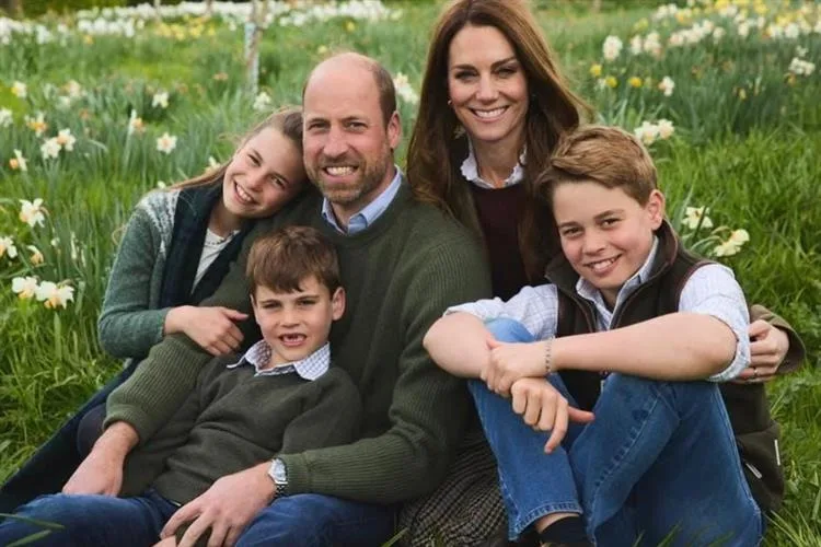 William e Kate Middleton posam com os filhos em clique natalino