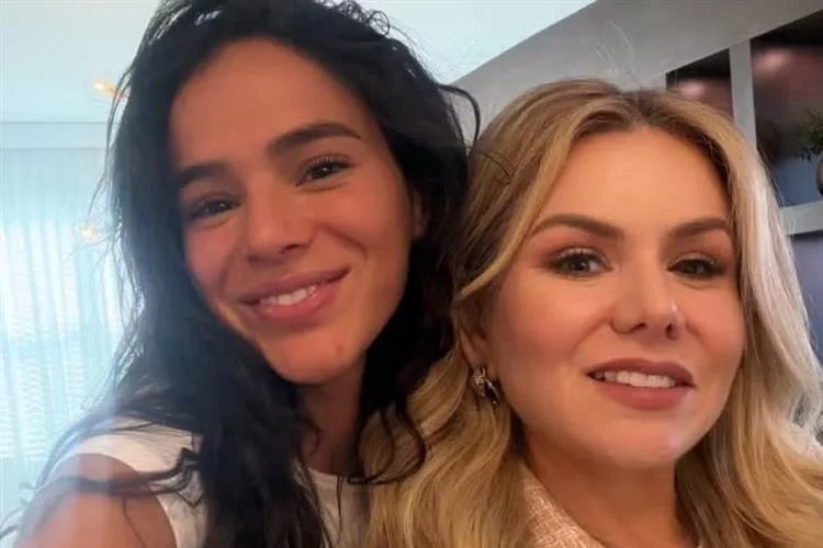Bruna Marquezine chega a Orlando para passar o Natal com a família e web especula: Shawn vai?