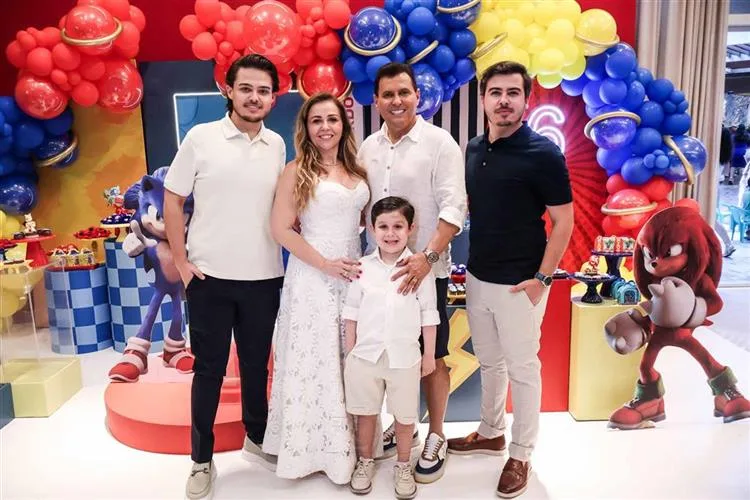 Cinthya Kalynne festeja os seis anos do filho Pedro Eduardo com muita animação
