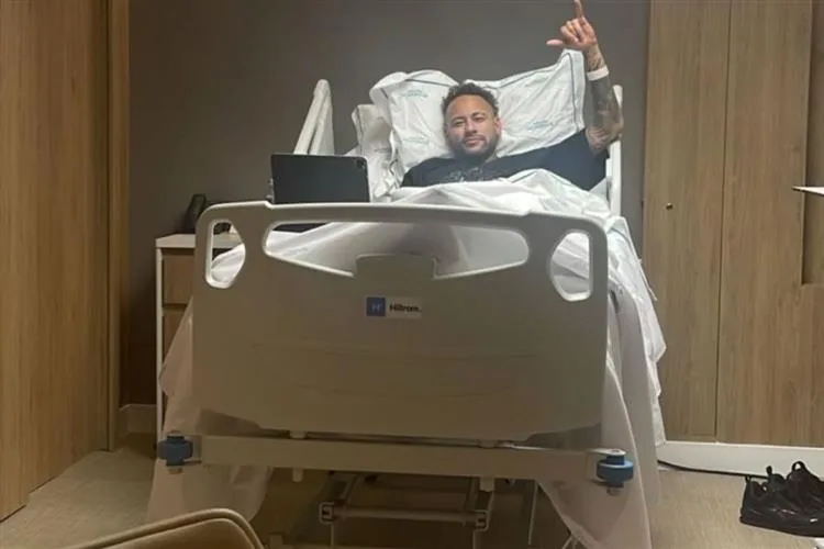 Neymar passa bem após cirurgia de emergência