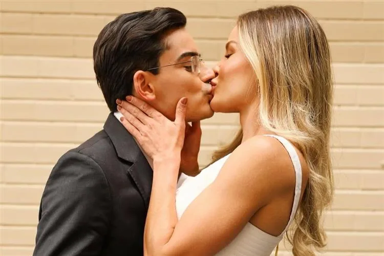 Dudu Camargo e Saory Cardoso oficializam namoro