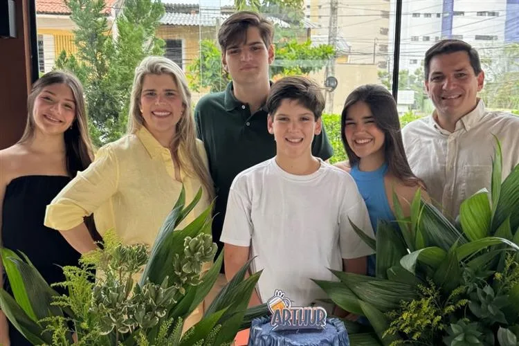 Arthur Nogueira comemora os 19 anos recebendo o carinho da família