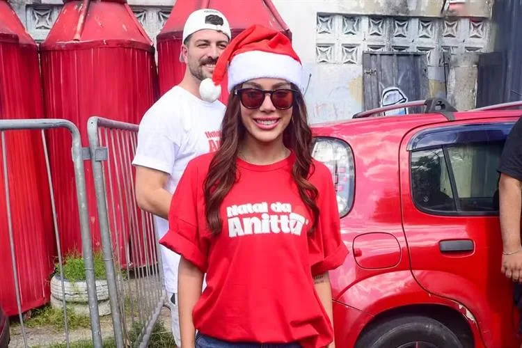 Anitta distribui cestas de Natal e brinquedos em Honório Gurgel ao lado do namorado