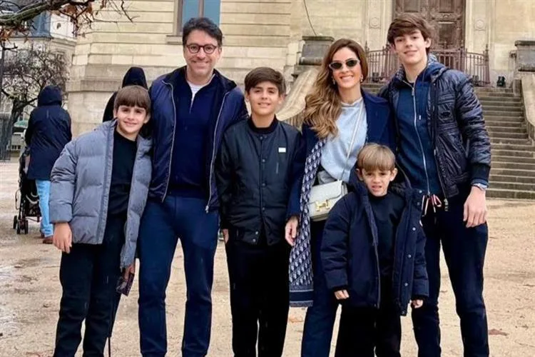 Mariana Mota e Francisco Marinho curtem férias com a família em Paris