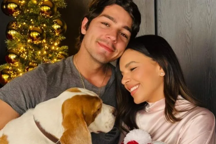 Mariana Rios encanta a web com fotos do filho recém-nascido no Natal