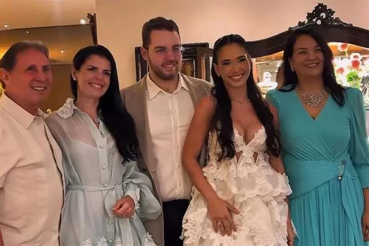 Ana Luiza Carvalho e Nicolas Fergg oficializam noivado