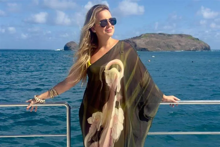 Fernanda Levy causa frisson com cliques em Fernando de Noronha