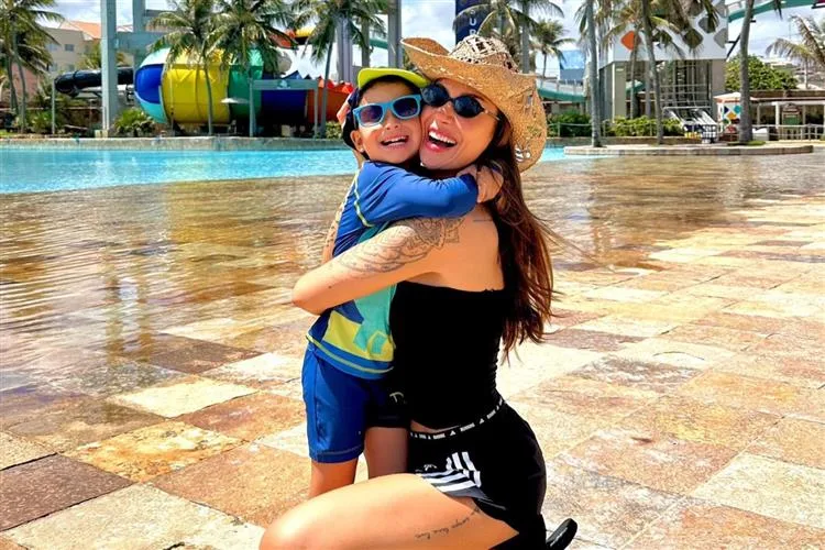Bianca Andrade revive experiência no Beach Park com familiares e com o filho, Cris