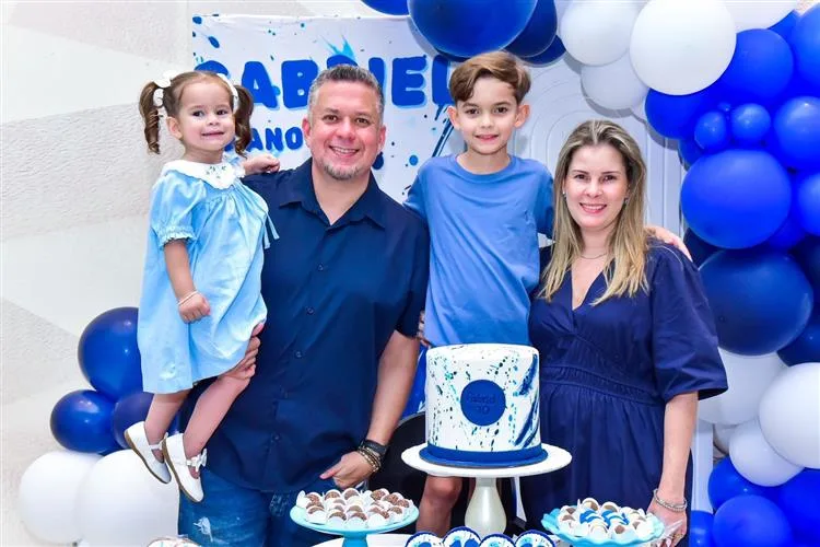 Adriana e Raphael Loureiro festejam os 10 anos do filho, Gabriel, com muita diversão