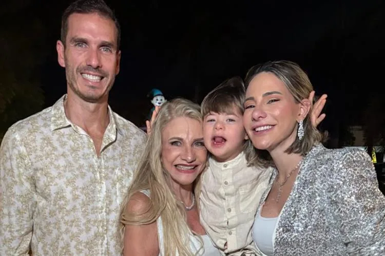 Rosângela Dias brinda a chegada de 2025 em celebração com familiares e amigos