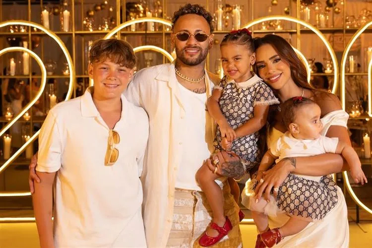 Neymar curte virada do ano com Bruna Biancardi, Davi Lucca, Mavie e Mel