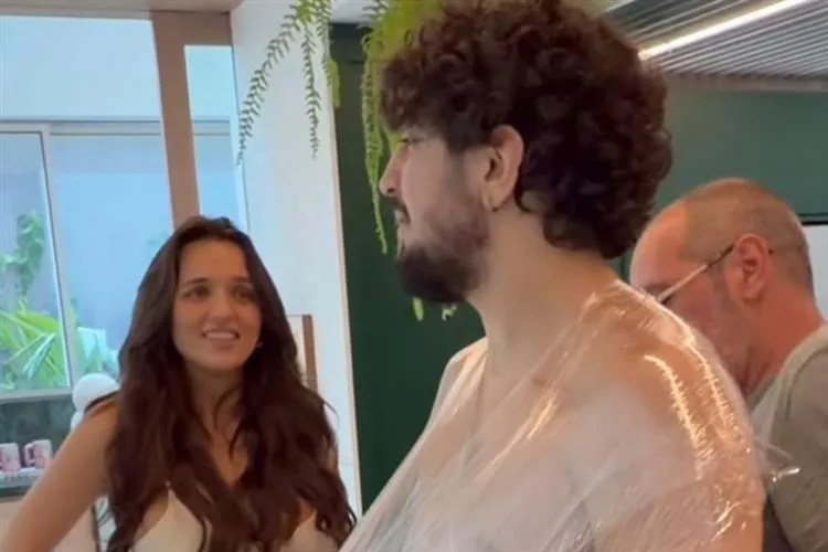 Nattan diverte a web ao 'simular' gravidez com melancia na barriga