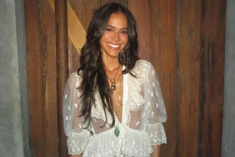 Bruna Marquezine compartilha cliques de Ano Novo e agita fãs nas redes