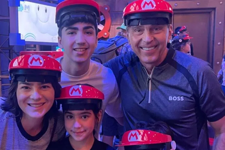 Idezio Rolim e Mary Canamary aproveitam férias em família por Orlando