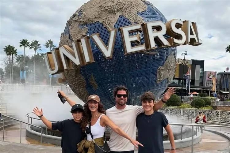 Juliana Paes se diverte em parque temático com a família em Orlando