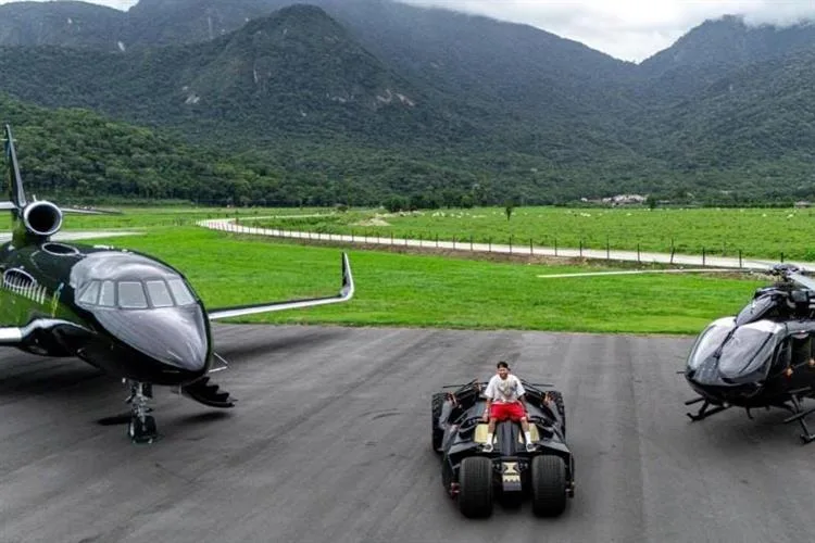 Neymar causa frisson com itens de luxo em mansão: carro do Batman e jato potente impressionam