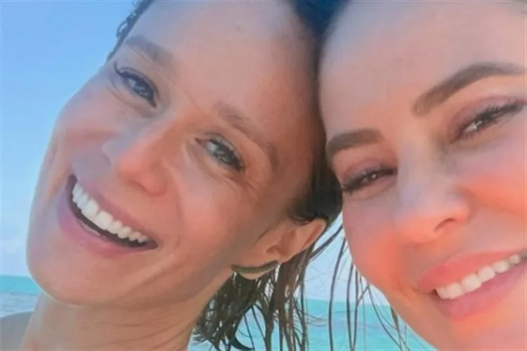 Solteira e de férias, Paolla Oliveira curte muito com Mariana Ximenes
