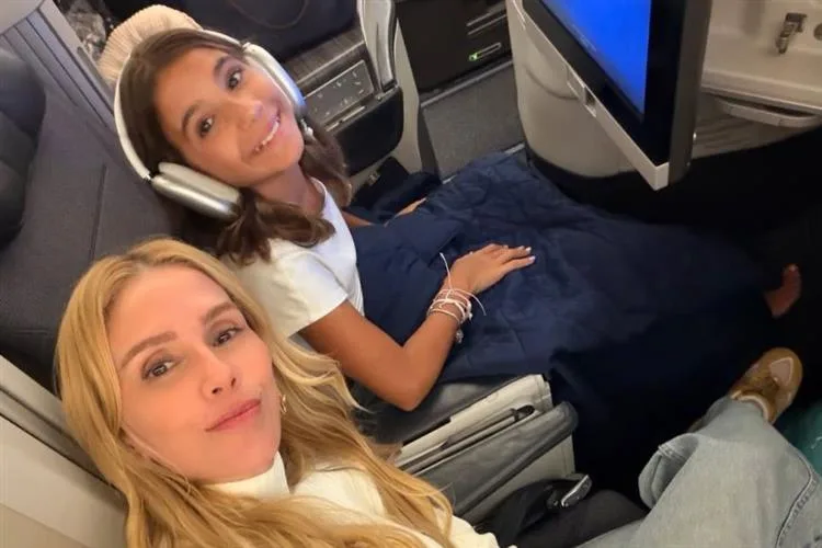 Deborah Secco ativa o modo férias e viaja com a filha, Maria Flor