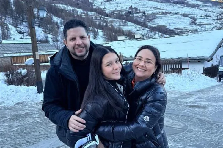 Mayara e Homero Silva desfrutam o frio italiano ao lado de Maria Eduarda