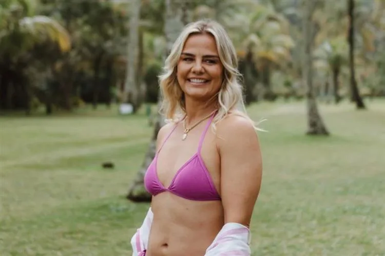 Aos 46 anos, Milene Dominggues impressiona ao posar de biquíni